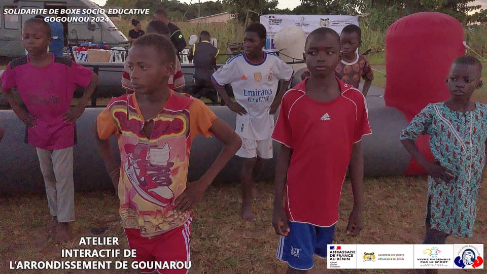 Activités interactives menées sur l'esplanade du bureau d'arrondissement de Gounarou